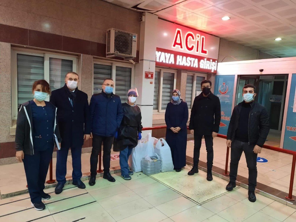 Evlerinde Pişirip Sağlık Çalışanlarına Gönderdiler