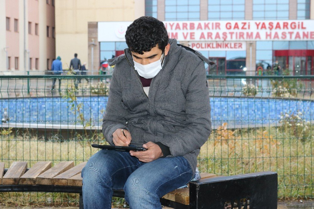 Hastane Bahçesindeki Banklarda Uzaktan Eğitimle Ders Veriyor