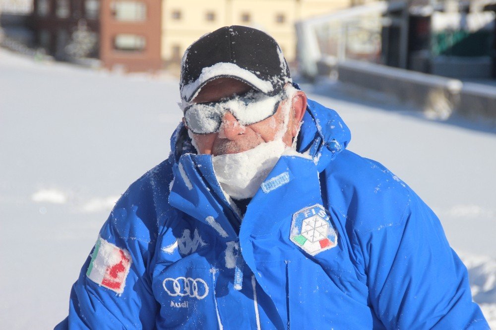 Erciyes’e Kar Yağdı, İşletmeciler Bayram Etti