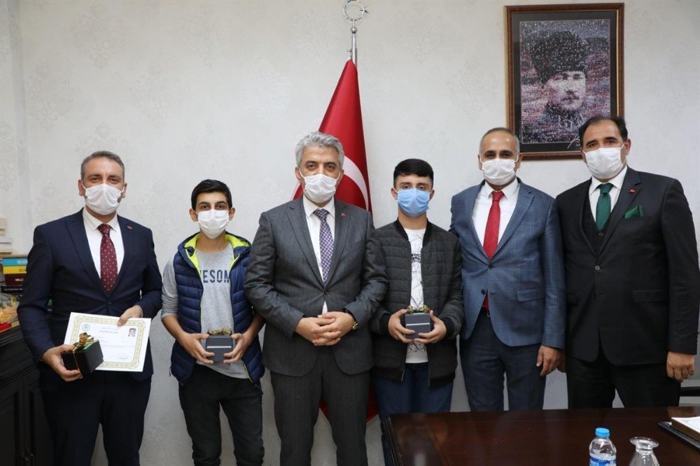 Tübitak Proje Yarışmasında Türkiye Birincisi Olan Öğrenciler Ödüllendirildi