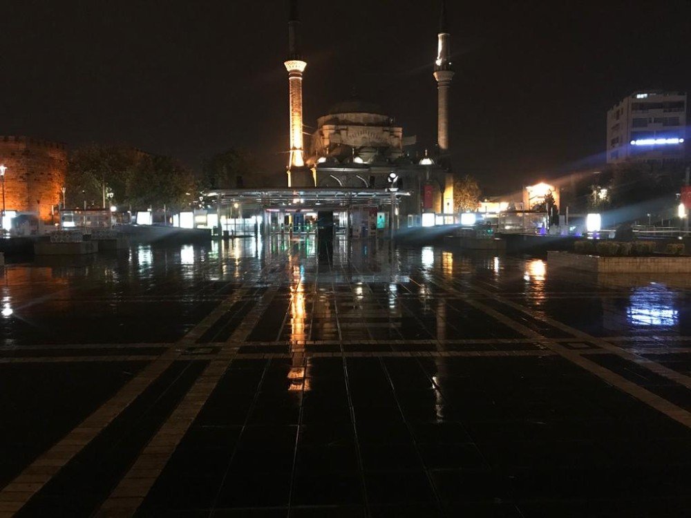Kayseri’de Kısıtlama Sonrası Meydan Ve Caddeler Sessizliğe Büründü