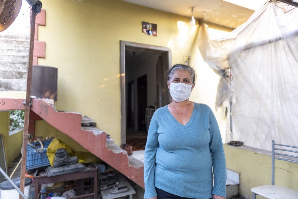 Mersin’de İhtiyaç Sahibi Kadının Evi Belediye Ekiplerince Onarıldı