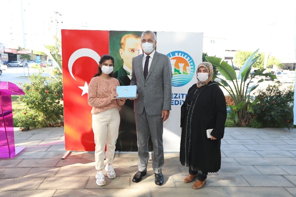 Mezitli Belediyesinin Tablet Dağıtımı Sürüyor