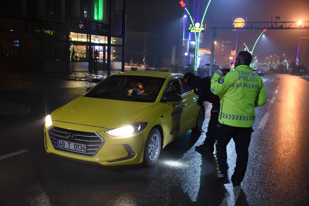 Muş’ta Kısıtlamaya Uyuluyor