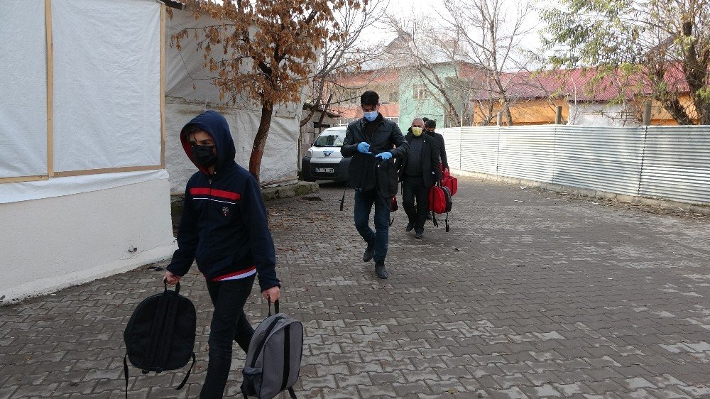 Okula Gidemeyen Öğrenciler Çantayla Sevindirildi