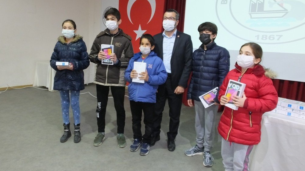 Burhaniyeli Öğrencilerin Tablet Sevinci