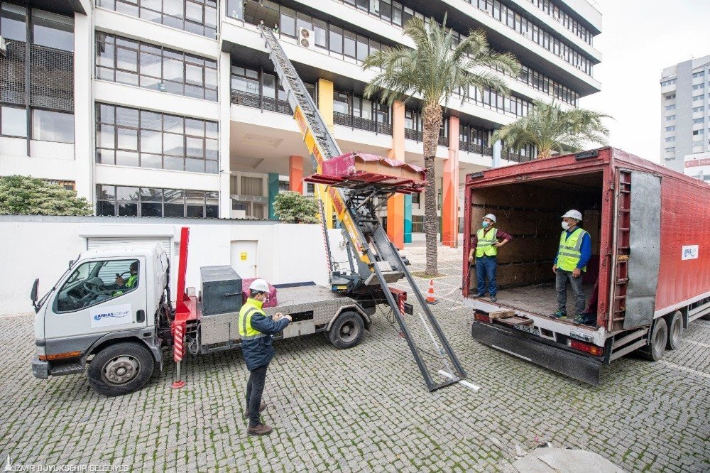 Depremde Hasar Alan İzmir Büyükşehir Belediyesi Binası Boşaltılıyor