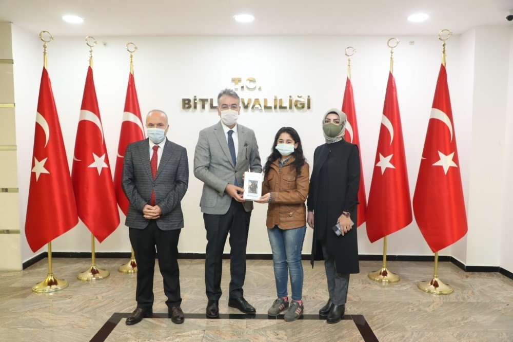 Vali Çağatay’dan Öğrencilere Hediye