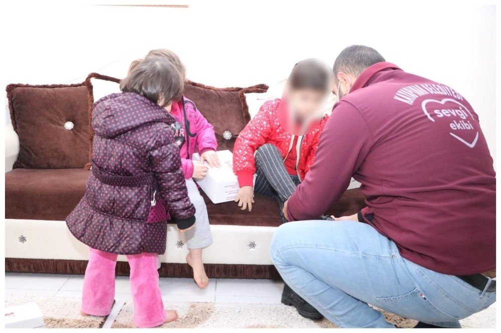 Kayapınar Belediyesinden 300 Çocuğa Giysi Yardımı