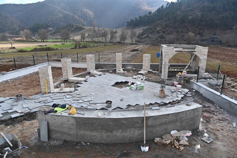 Karacaoğlan’a Saz Şeklinde Anıt Mezar