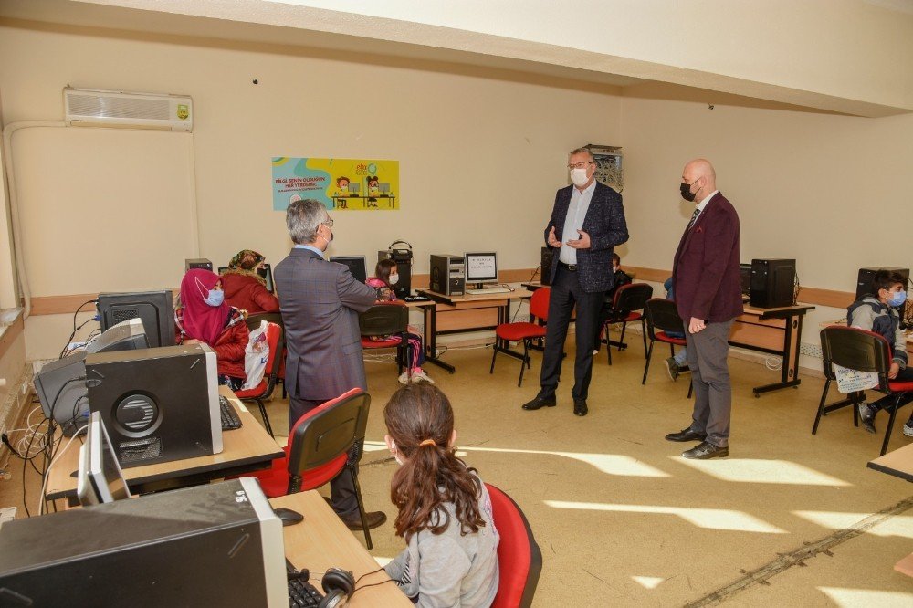 Karacabey Belediyesi’nden Okullara Bilgisayar Desteği