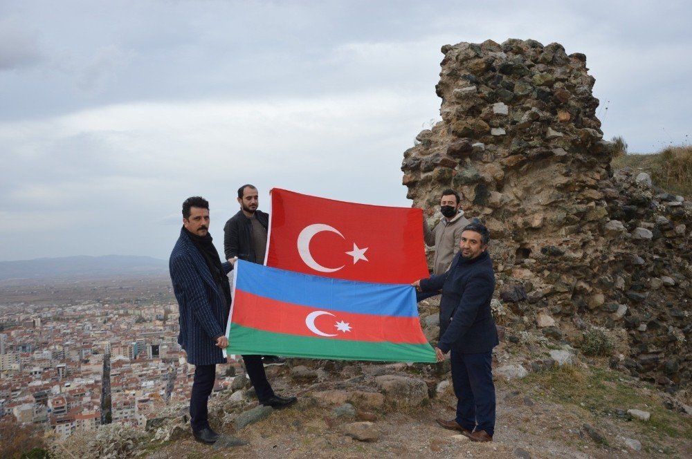 Türk Ve Azerbaycan Bayrağı Açıp Zaferi Kutladılar