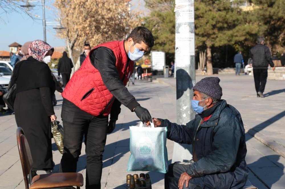 Aksaray Belediyesi Seyyar Esnaflara İkramlarda Bulunuyor