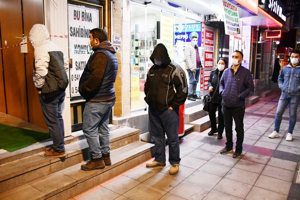 Hafta Sonu Kısıtlaması Öncesi Trafik Ve Alışveriş Yoğunluğu