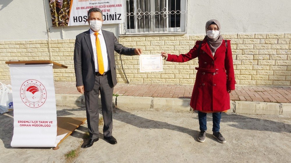 Ana Arı Yetiştirecek Kadınlar Pandemi Kurallarına Göre Belgelerini Aldı