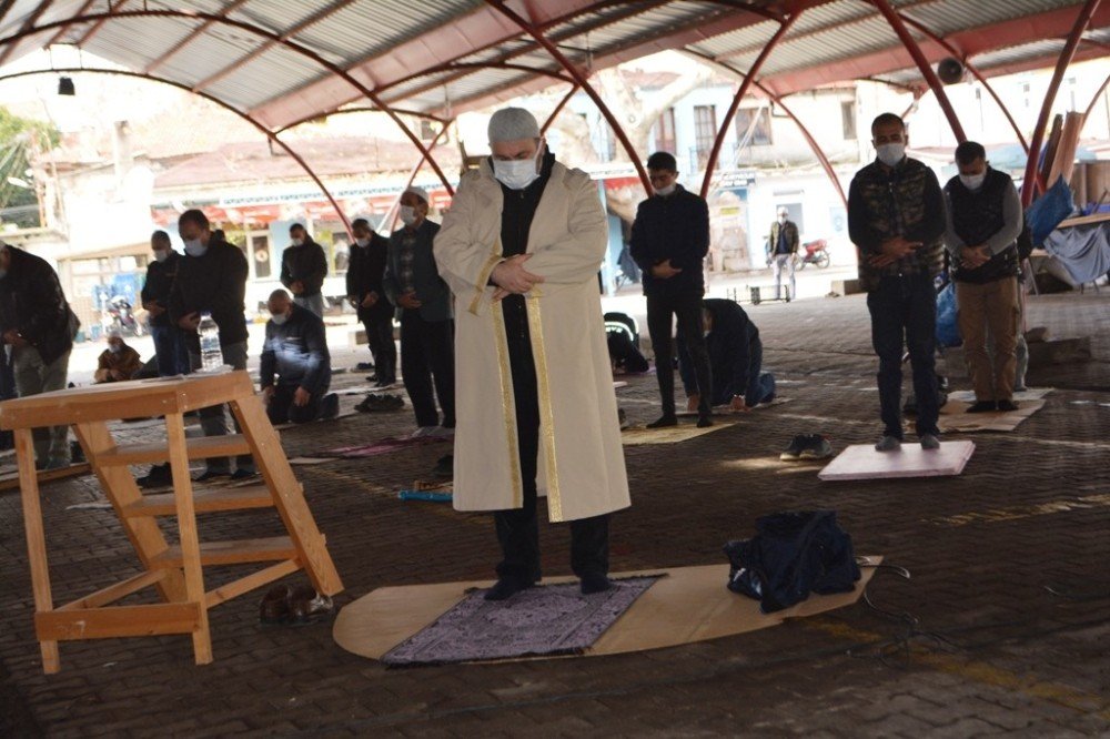 Ayvalık’ta Kapalı Pazar Yerinde Cuma Namazında Yağmur Duası