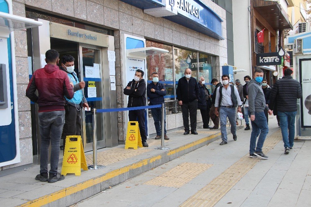 Burdur’da Sokağa Çıkma Yasağına Saatler Kala Banka Önlerinde Kuyruklar Oluştu
