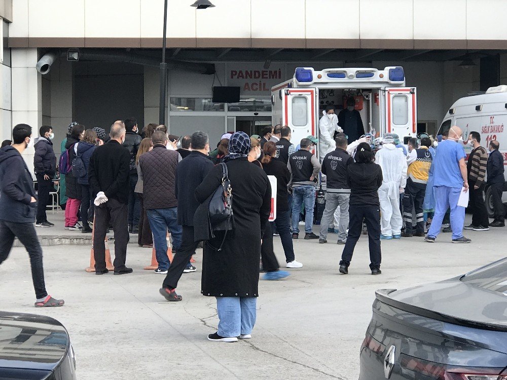 Entübe Olan Erkek Hemşireyi Sağlık Çalışanı Arkadaşları Uğurladı