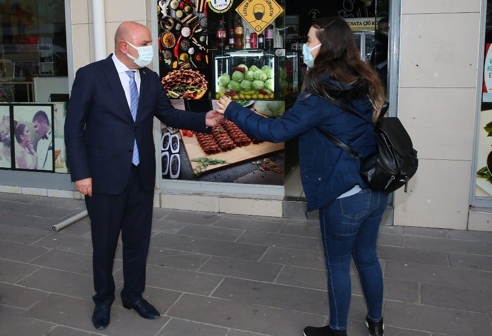 Keçiören Belediyesi’nden Ev Ev Maske, Kolonya Ve Dezenfektan Dağıtımı