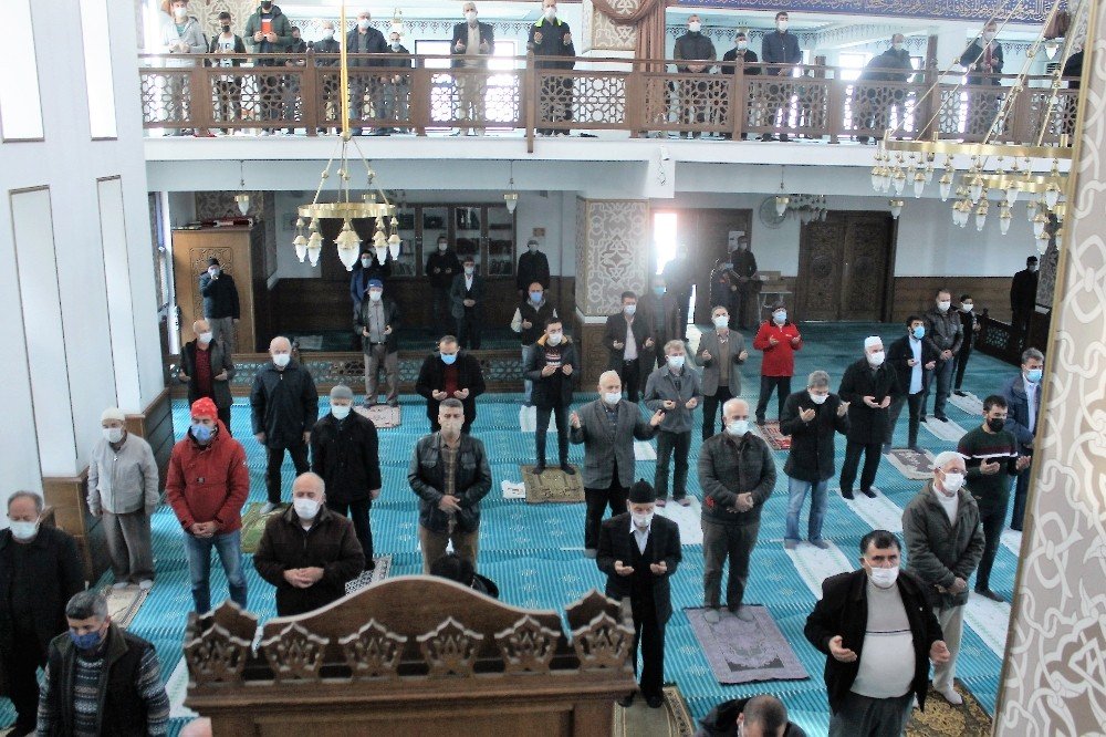 Manyas’ta Cuma Namazı Sonrası Yağmur Duası Yapıldı