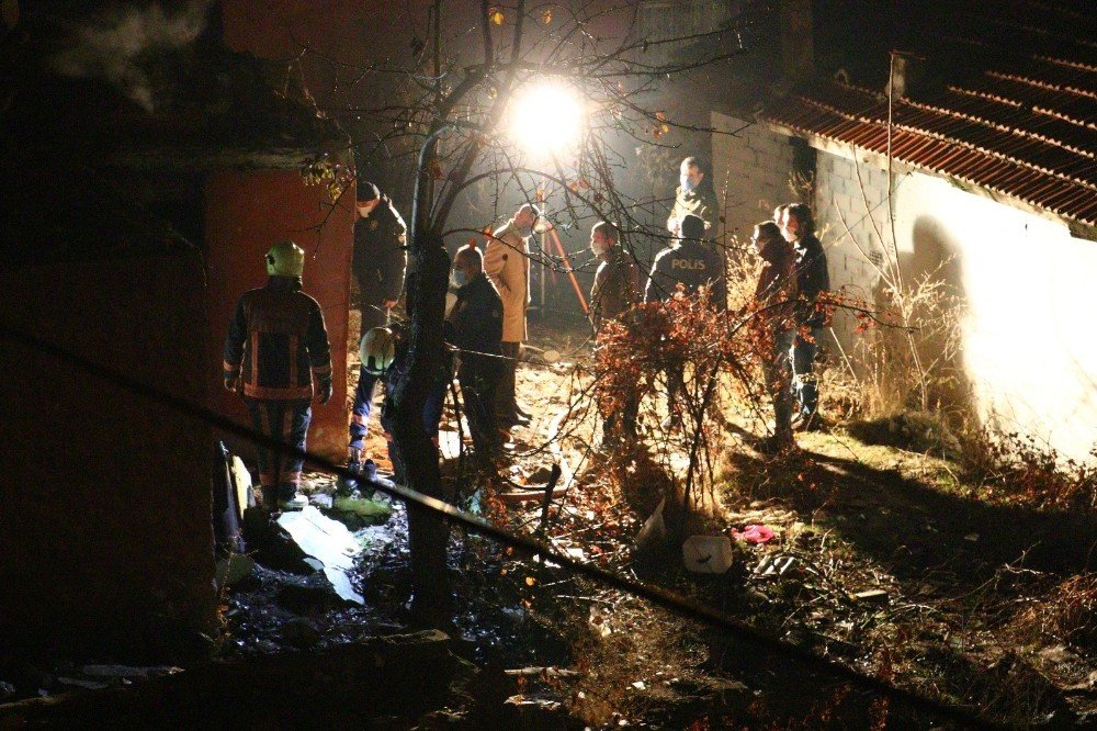 Ankara’da Evden Kovulan Genç, Kaldığı Barakada Çıkan Yangında Öldü