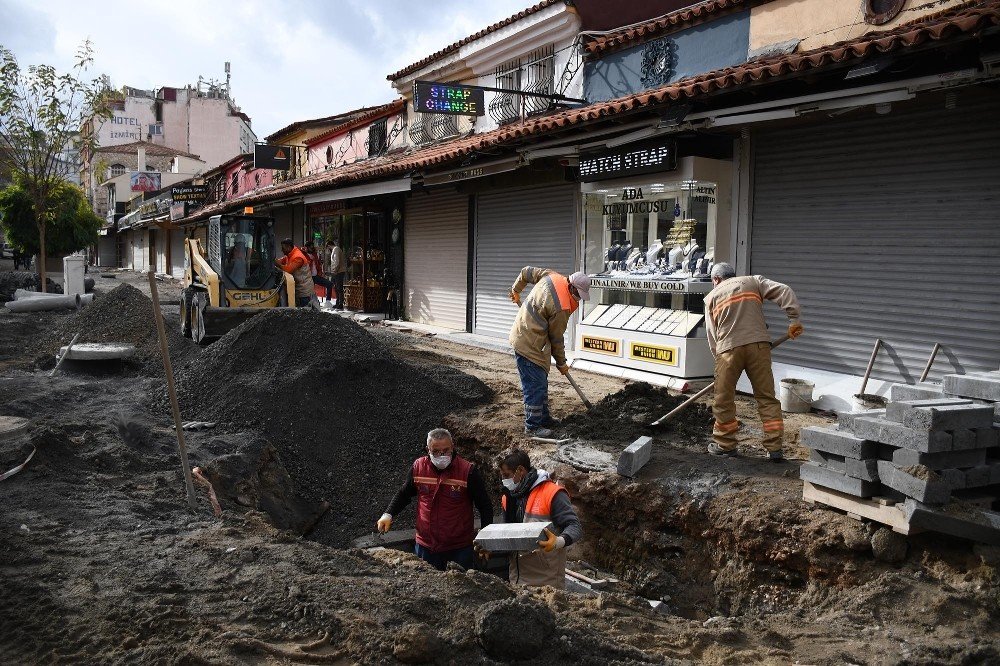 Kuşadası’nın Turistik Çarşılarındaki Yenileme Çalışmaları Devam Ediyor