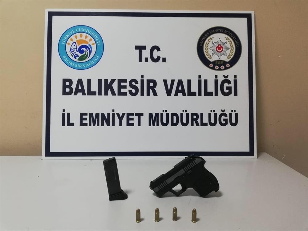 Balıkesir’de Polis 20 Aranan Şahsı Yakalarken, 3 Silah Ele Geçirdi