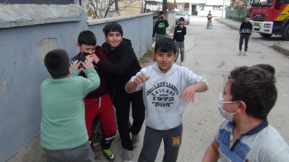 İtfaiye, Polis Ve Basını Gören Çocuklar Sokağa Koştu
