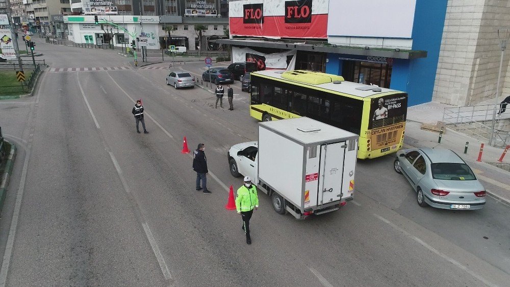 Bursa’da Sokak Kısıtlamasında Cadde Ve Meydanlar Boş Kaldı