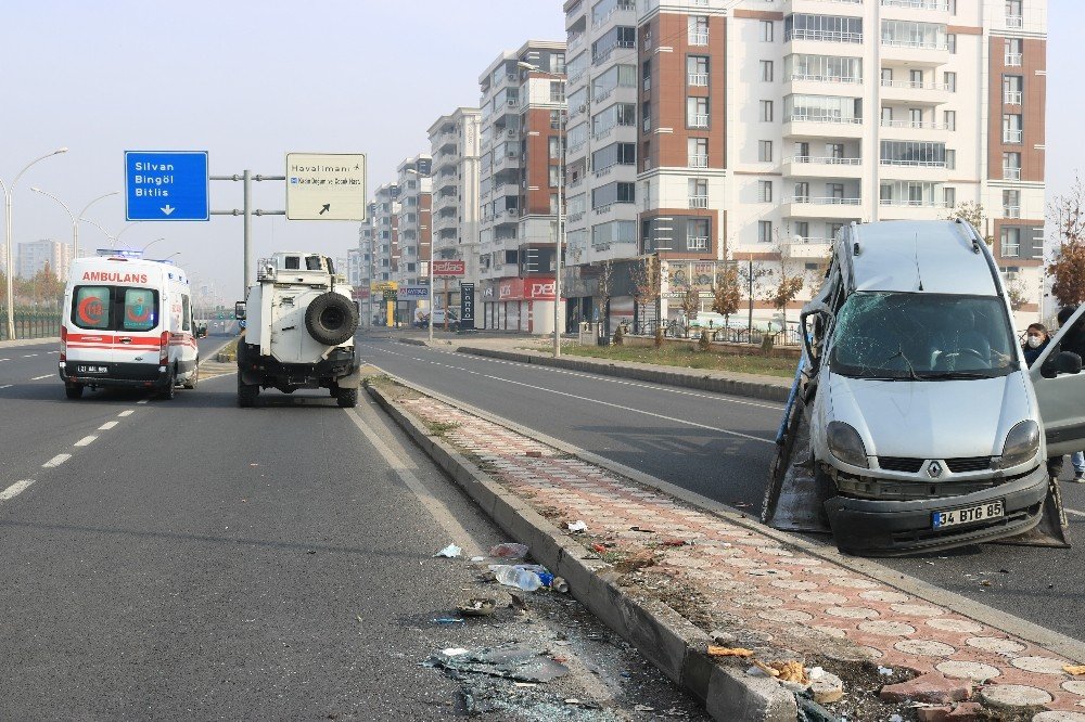 Diyarbakır’da Kısıtlamada Bomboş Yolda Trafik Kazası: 2 Yaralı