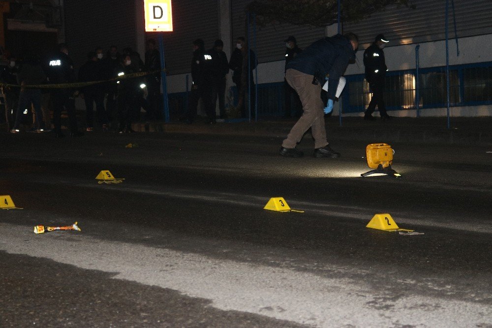 Kapalı Kahvehanede Birbirlerine Kurşun Yağdılar: 1 Yaralı