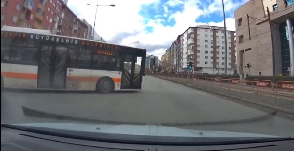Halk Otobüsü Trafik Kurallarını Hiçe Saydı