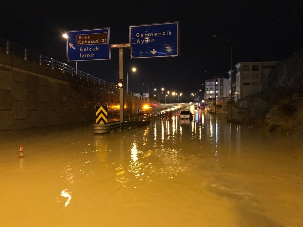 Kuşadası’nda Sağanak Yağış Etkili Oldu