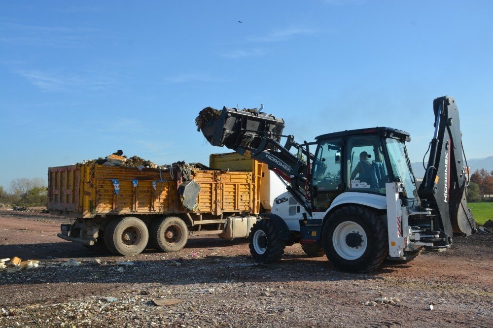 İzmit’te 40 Kamyon Atık Temizledi