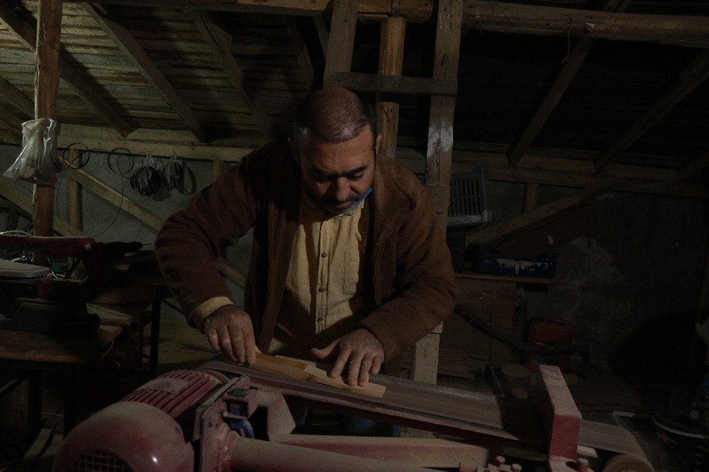 Kısıtlamaları Fırsata Çevirip Evinin Çatı Katına Atölye Yaptı