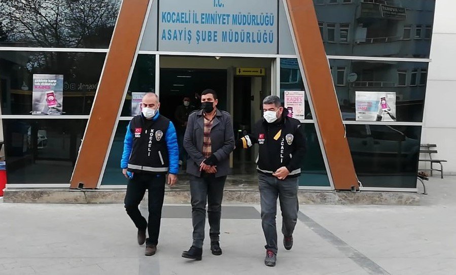 Vatandaşın Aracının Önünü Kesip Ziynet Eşyalarını Gasp Eden Şahıslar Yakalandı