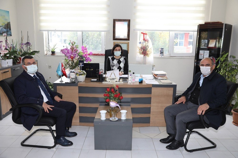 Söğüt, Sağlık Çalışanlarına Ve Mahalle Muhtarına Ziyaret Gerçekleştirdi