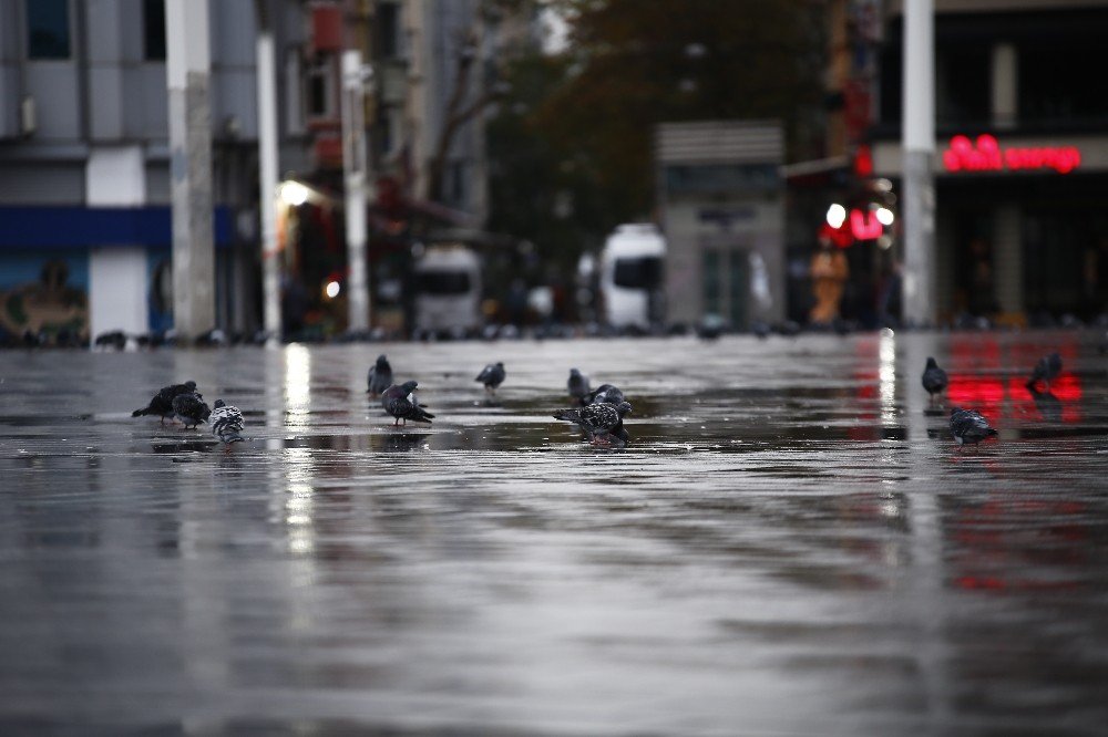 Taksim Meydanı Ve İstiklal Caddesi Boş Kaldı