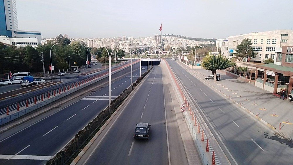 Şanlıurfa’da Cadde Ve Sokaklar Boş Kaldı