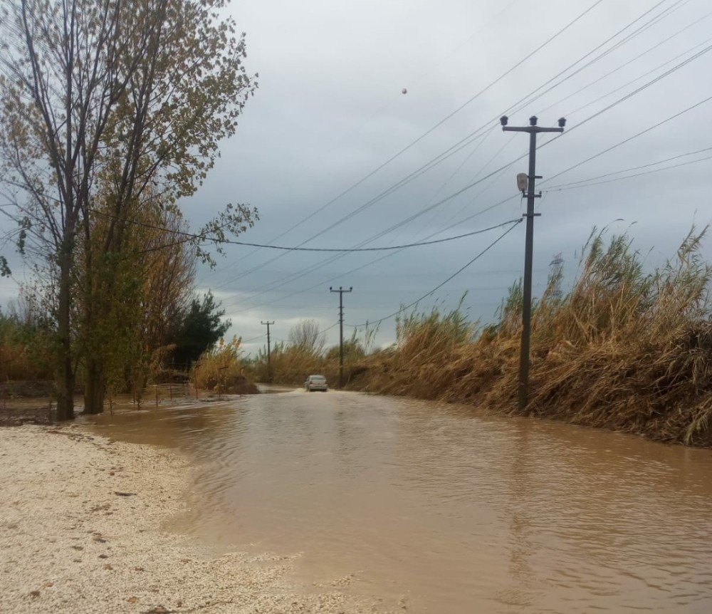 Serik’te Sağanak Cadde Ve Sokakları Göle Çevirdi