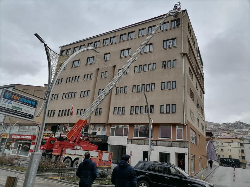 Bayburt Belediye Binasının Çatısı Kar, Buz Eritme Sistemine Kavuştu