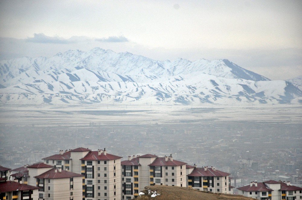 Yüksekova’da Karlı Dağların Güzelliği
