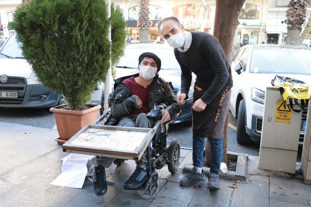 Görenlerin Yüreğini, Engelli Gencin Ayağını Isıttı