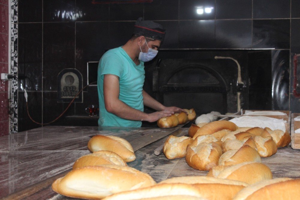 Kısıtlamadan Muaf Olan İş Yerleri Vatandaşlara Hizmet Vermeye Devam Veriyor