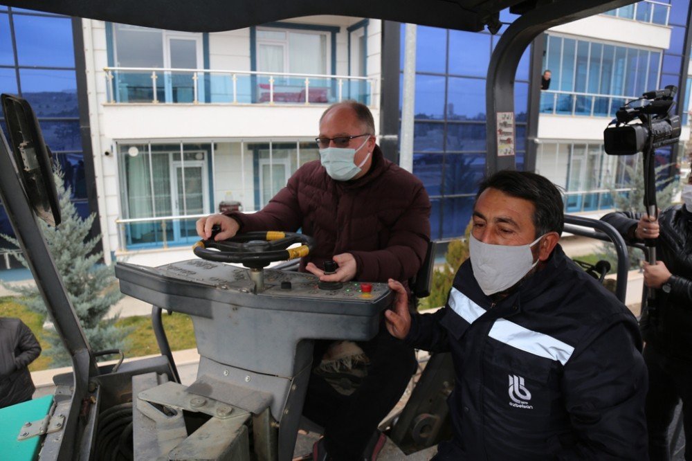 Başkan Finişerin Direksiyonuna Geçti, Asfalt Döktü