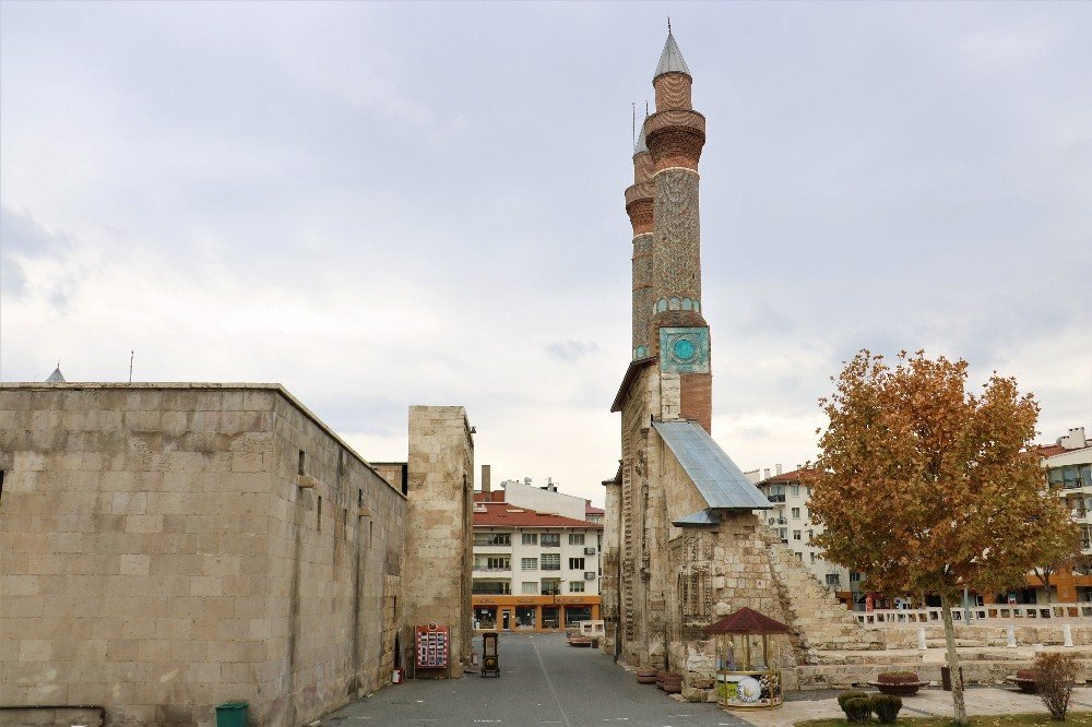 Tarihi Kent Meydanında Kısıtlamada Kartpostallık Görüntüler Oluştu