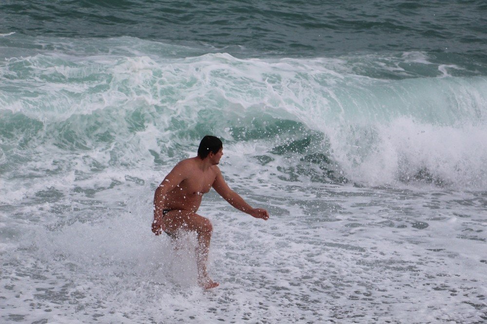 Kısıtlama Nedeniyle Boş Kalan Sahilde İki Rus Turistin Deniz Keyfi