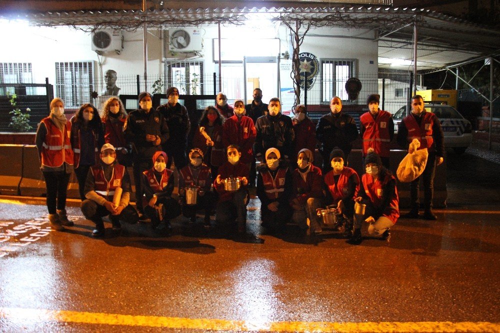 Kızılay Gönüllüleri Polis Ekiplerine Çorba İkramında Bulundu