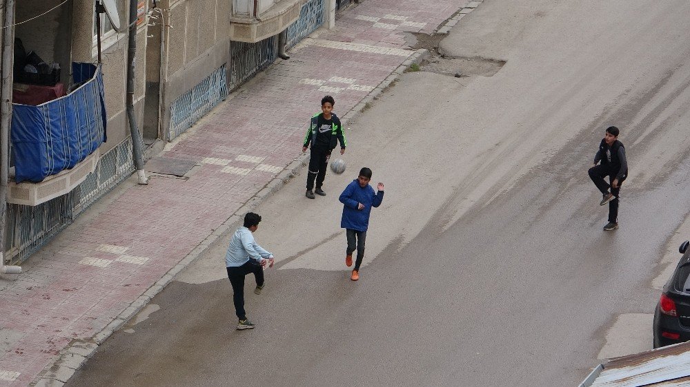 Kısıtlamayı İhlal Eden Çocuklar Polisi Görünce Kaçtı