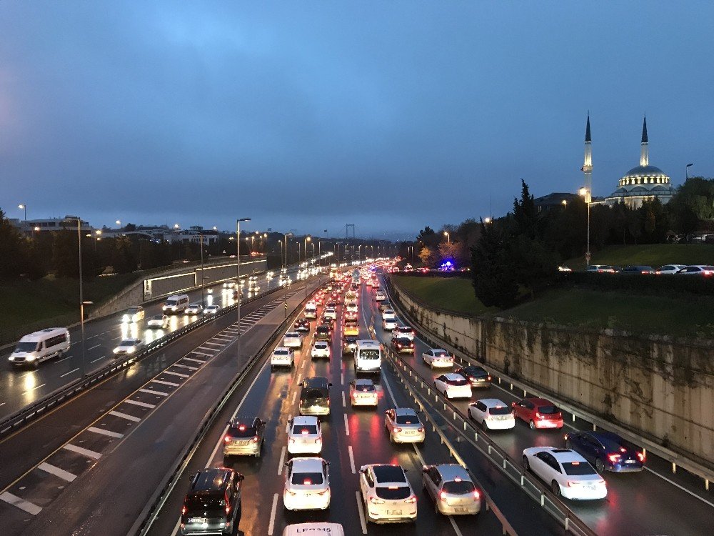 56 Saatlik Kısıtlama Sonrası 15 Temmuz Şehitler Köprüsü’nde Trafik Yoğunluğu